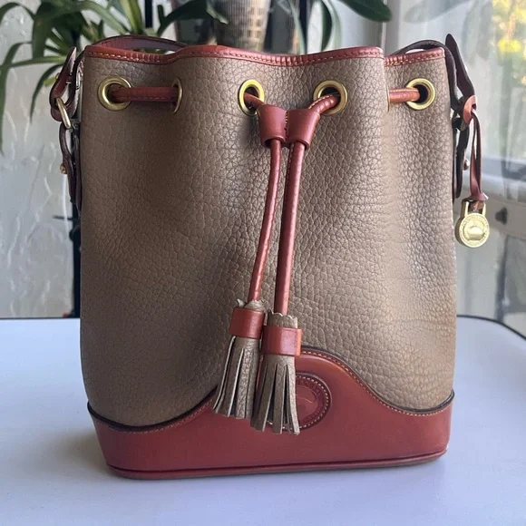 VINTAGE DOONEY AND BOURKE CROSSBODY BUCKET SAND AND TAN TRIM DRAWSTRING - Picture 7 of 15